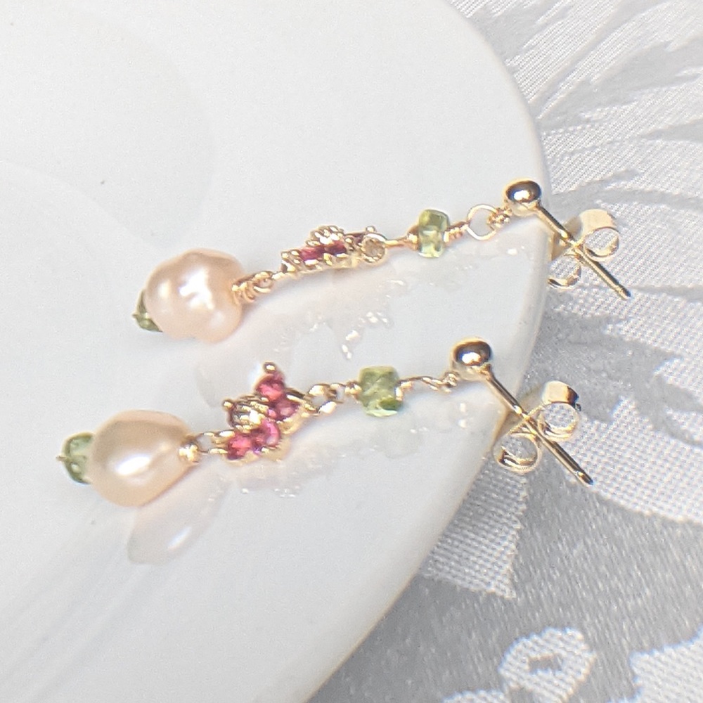 14kGF Pearl & Peridot dangle drop earring , Flower design in Semiprecious stone. - Picture 4 of 4